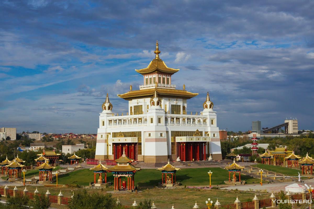 Храм Золотая обитель Будды Шакьямуни