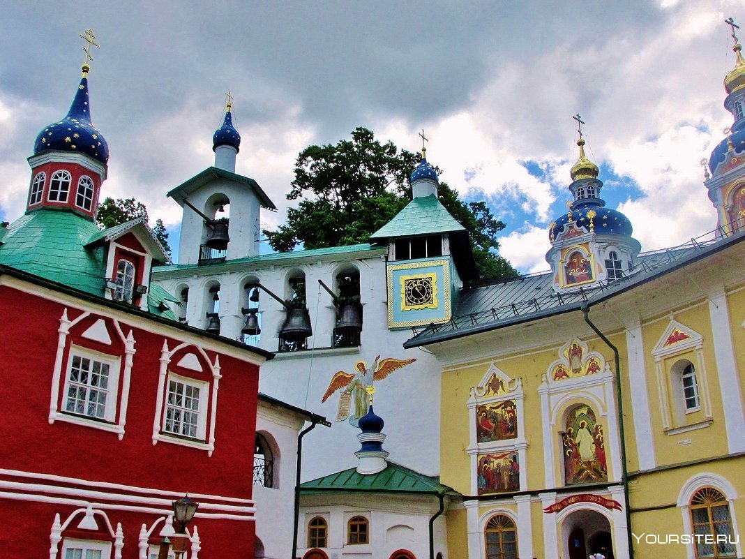Псково-Печерский монастырь весной
