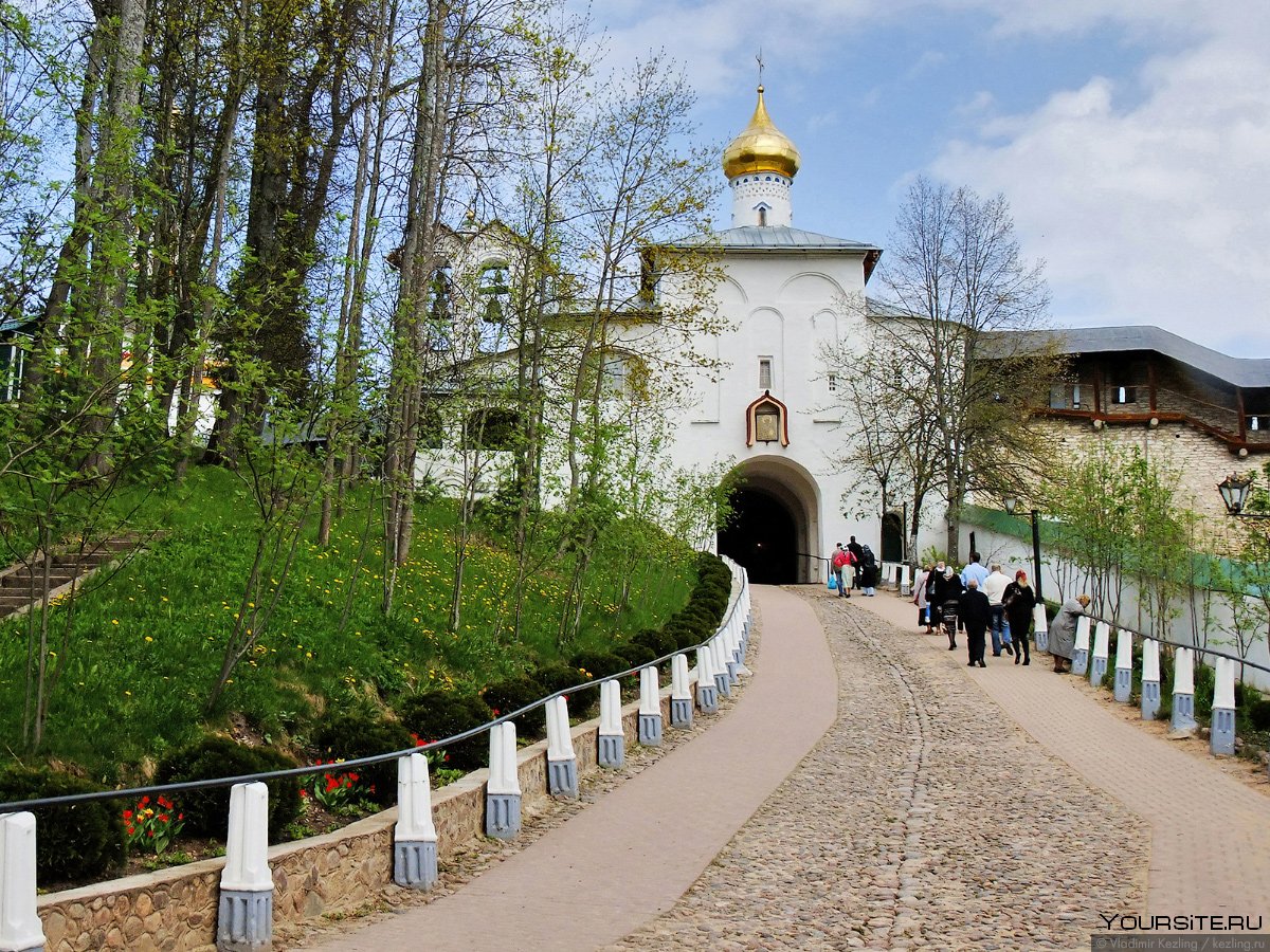 Свято-Успенский Псково-Печерский монастырь осень