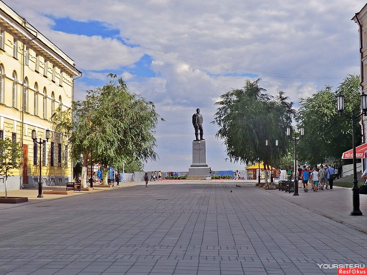 Памятник Чкалову в Оренбурге