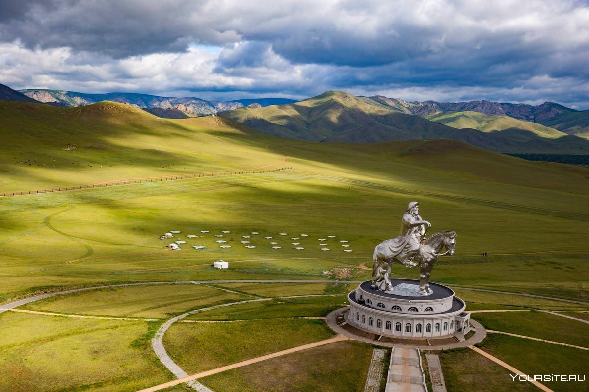 Памятник Чингиз Хану в Монголии