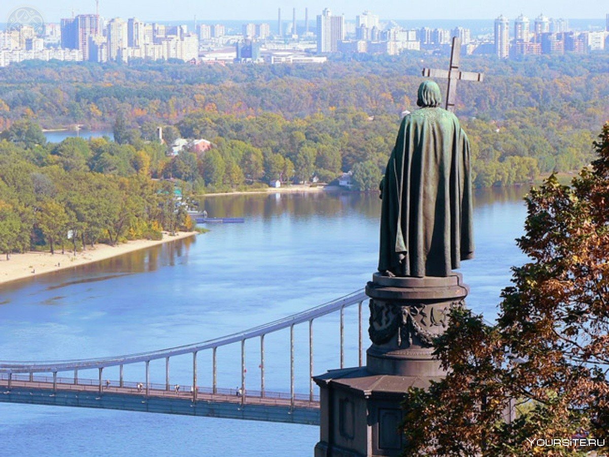 Памятник Владимиру в Киеве на Владимирской Горке