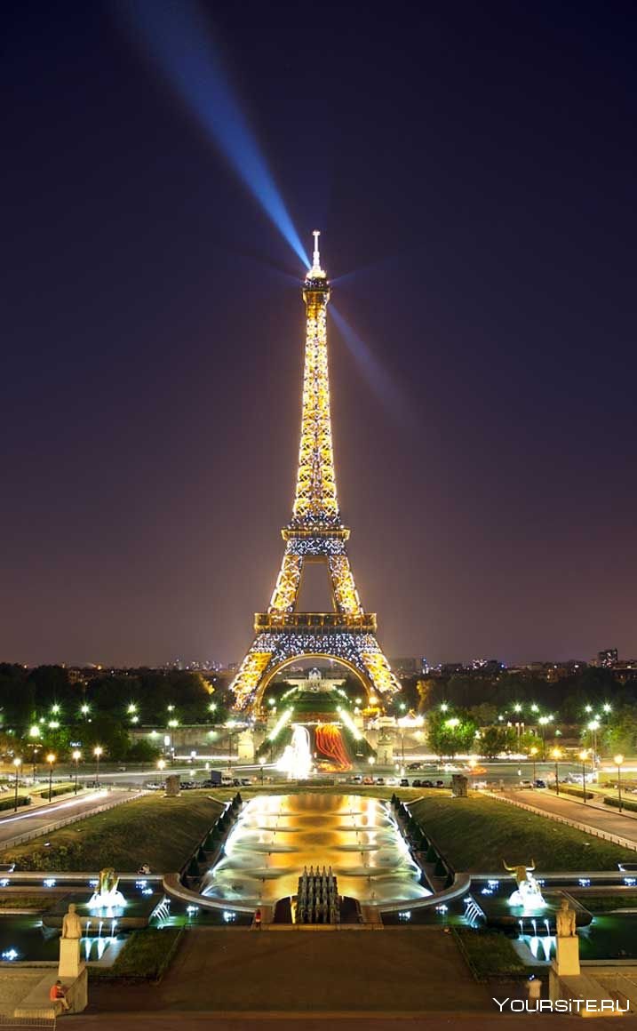Лувр в Париже башня