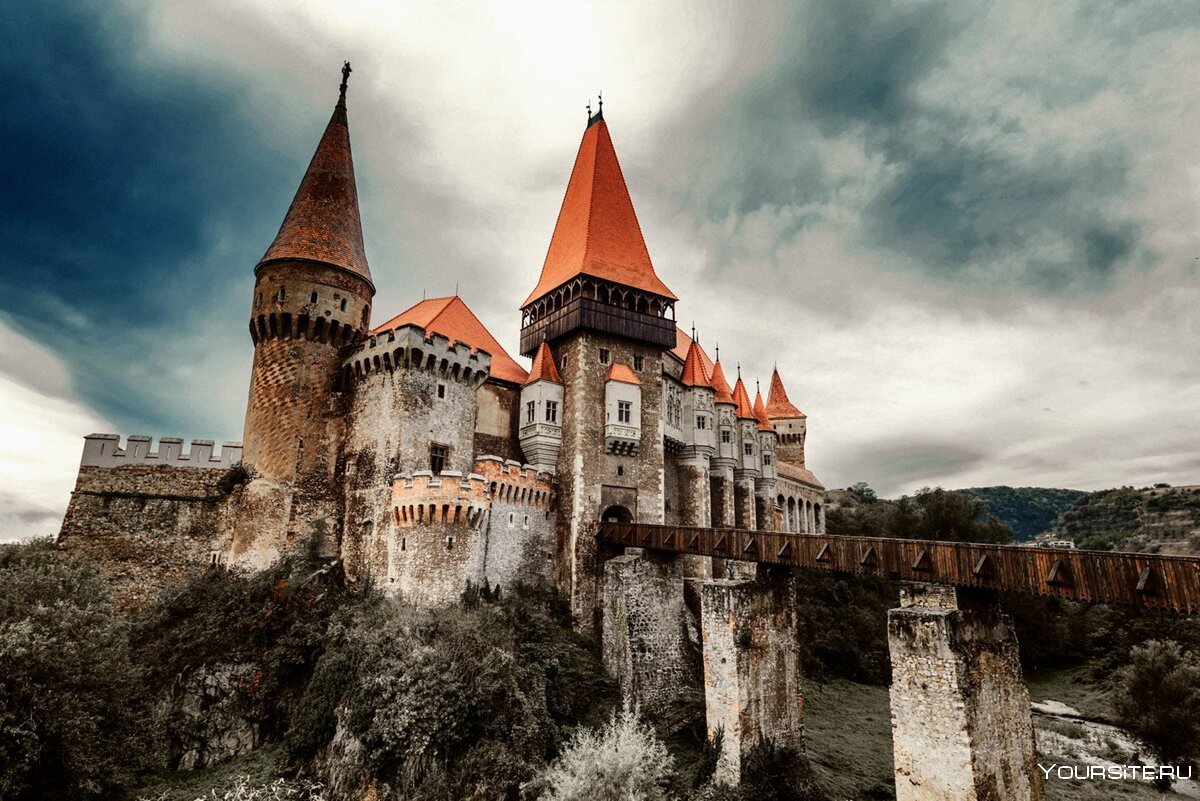 Замок Дракулы в Румынии ночью