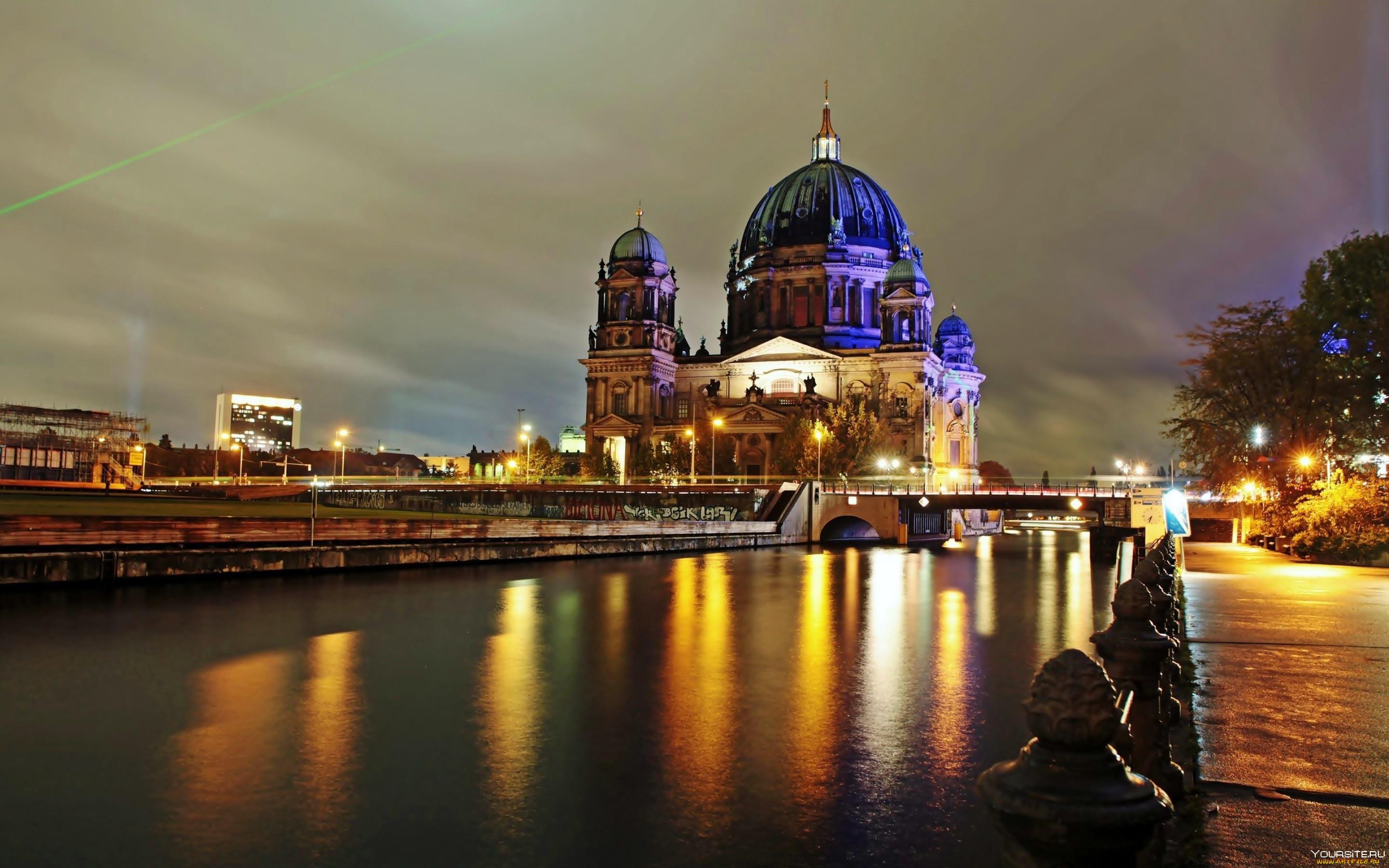 Берлин. Берлин столица Германии располагается на берегах реки. Ночной Берлин. Германия ночной Берлин. «Spreepark», Берлин, Германия ночью.