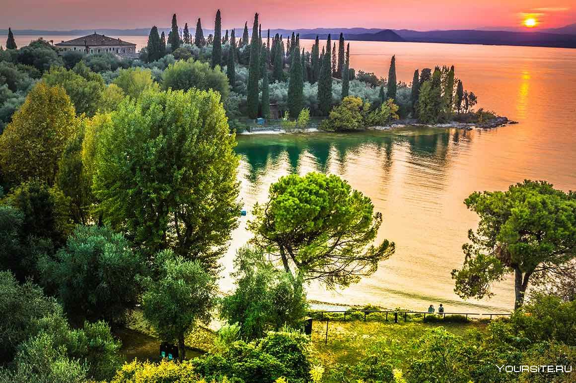 Невероятной красоты озеро Гарда, Италия.