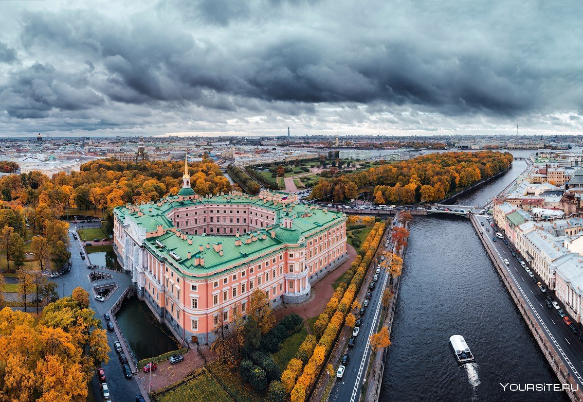 Михайловский инженерный замок в Санкт-Петербурге осень