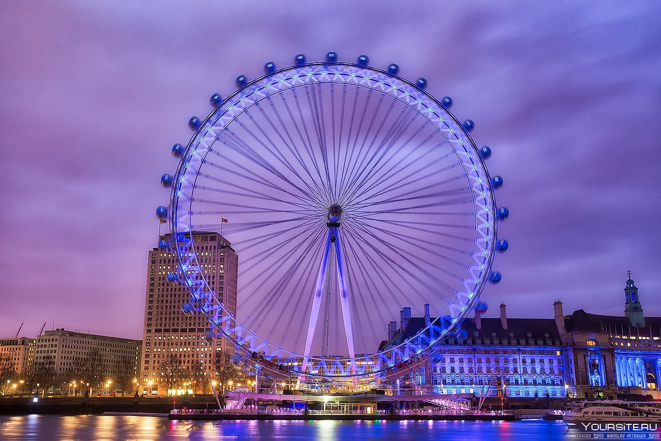 One of the london s. Око Лондона колесо обозрения. Колесо обозрения "Лондонский глаз" (London Eye). Великобритания колесо обозрения London Eye. Лондонский глаз достопримечательности Лондона.