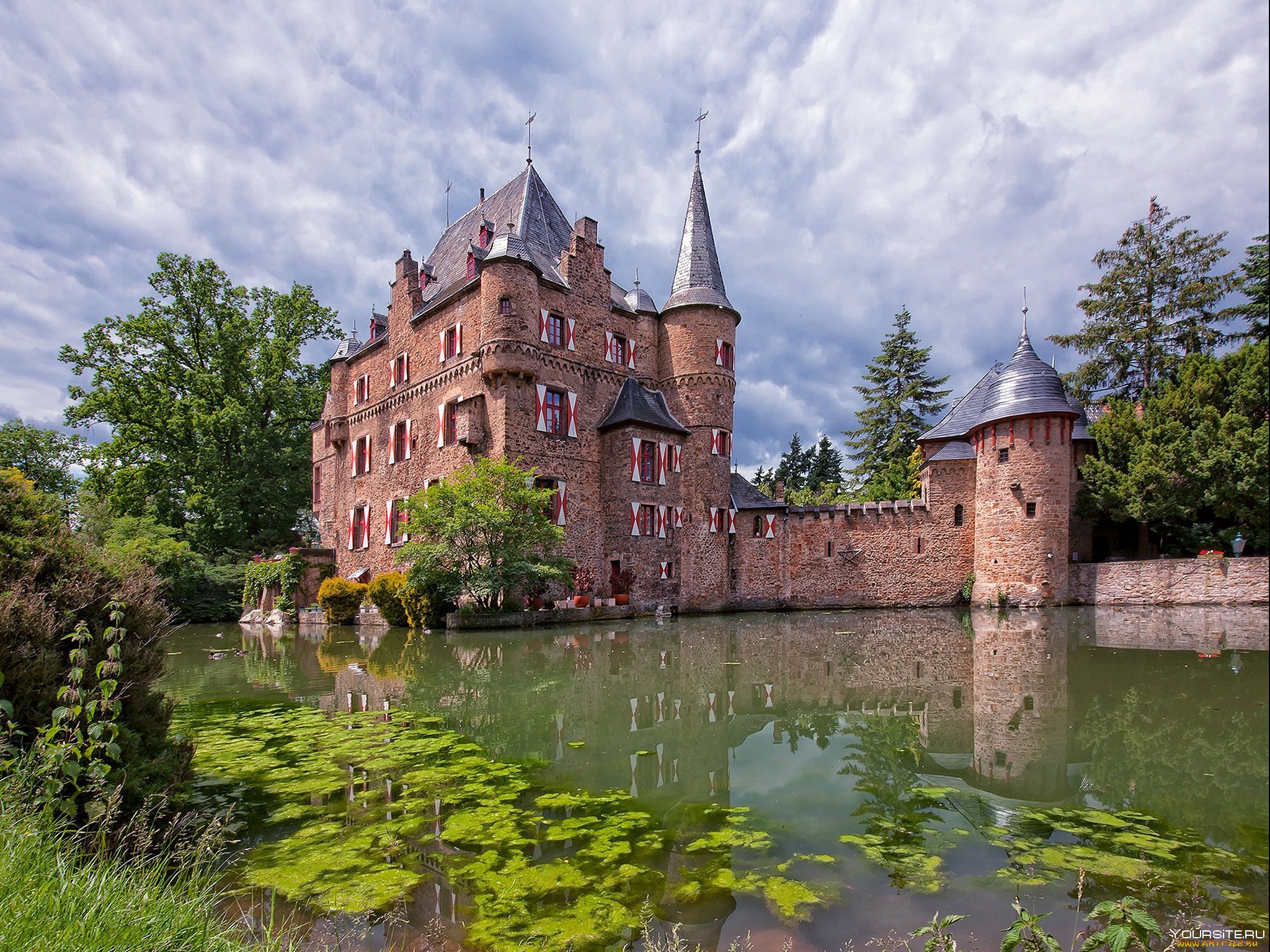 Самый хороший замок. Замок Зацвей Германия. Burg Satzvey замок Германия. Замок Зацвай (Burg Satzvey). Фабершлосс (замок, Бавария).