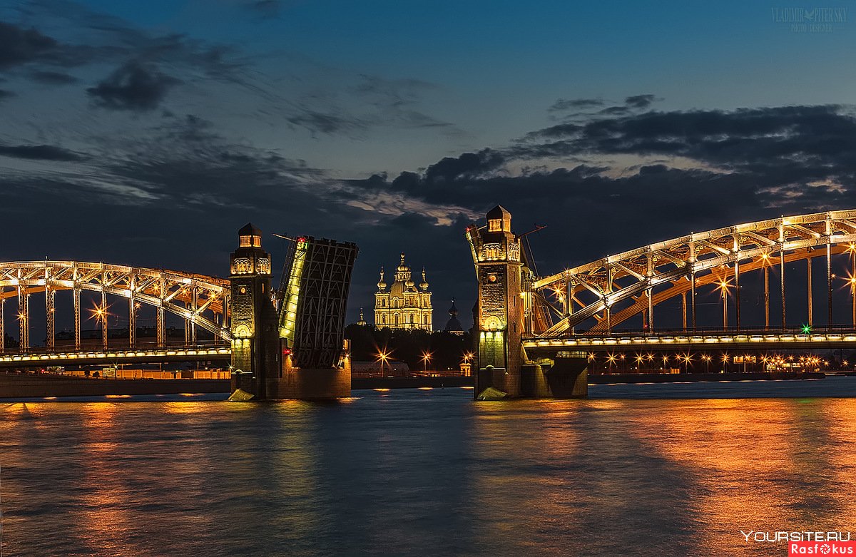 Мост Петра Великого Большеохтинский ночью
