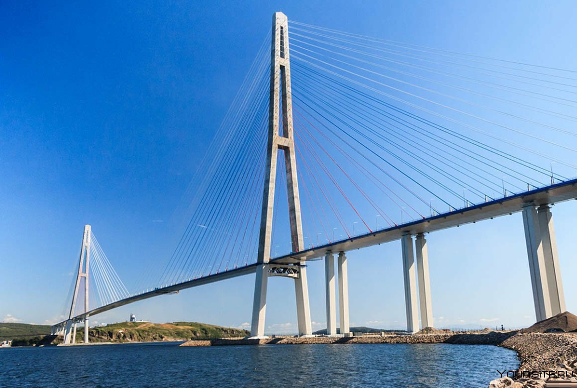 Мост на остров русский во Владивостоке