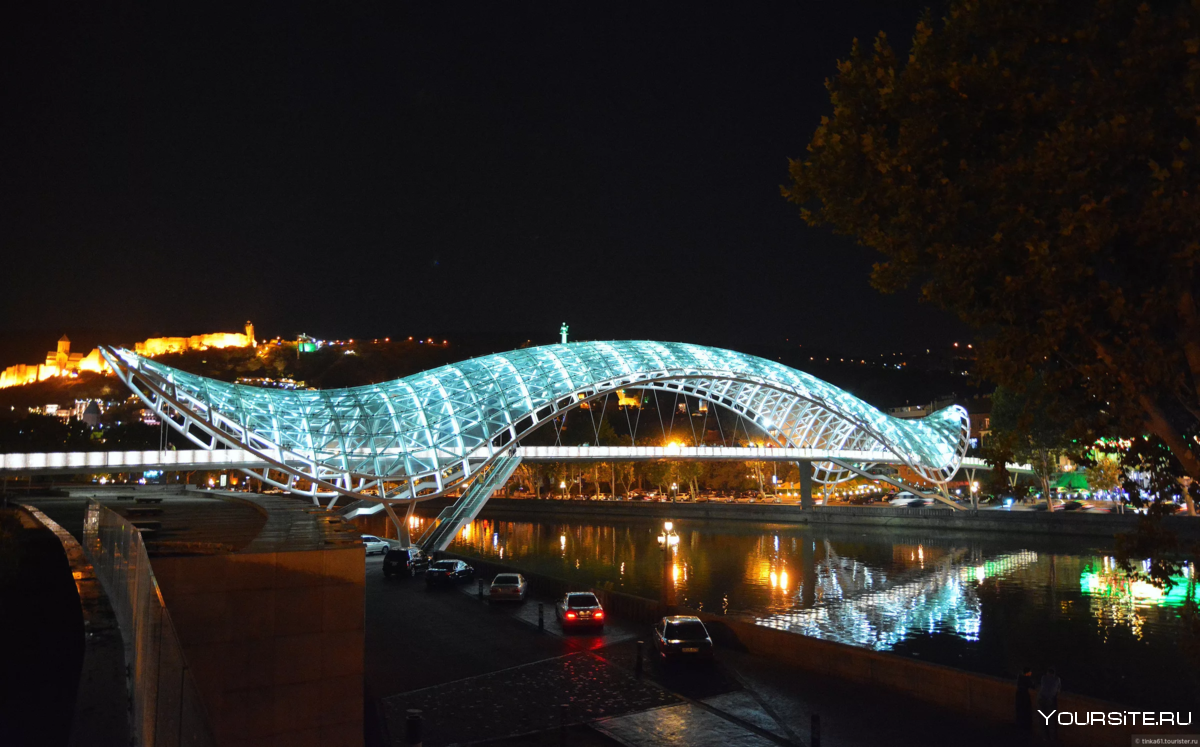 Мост в Тбилиси стеклянный