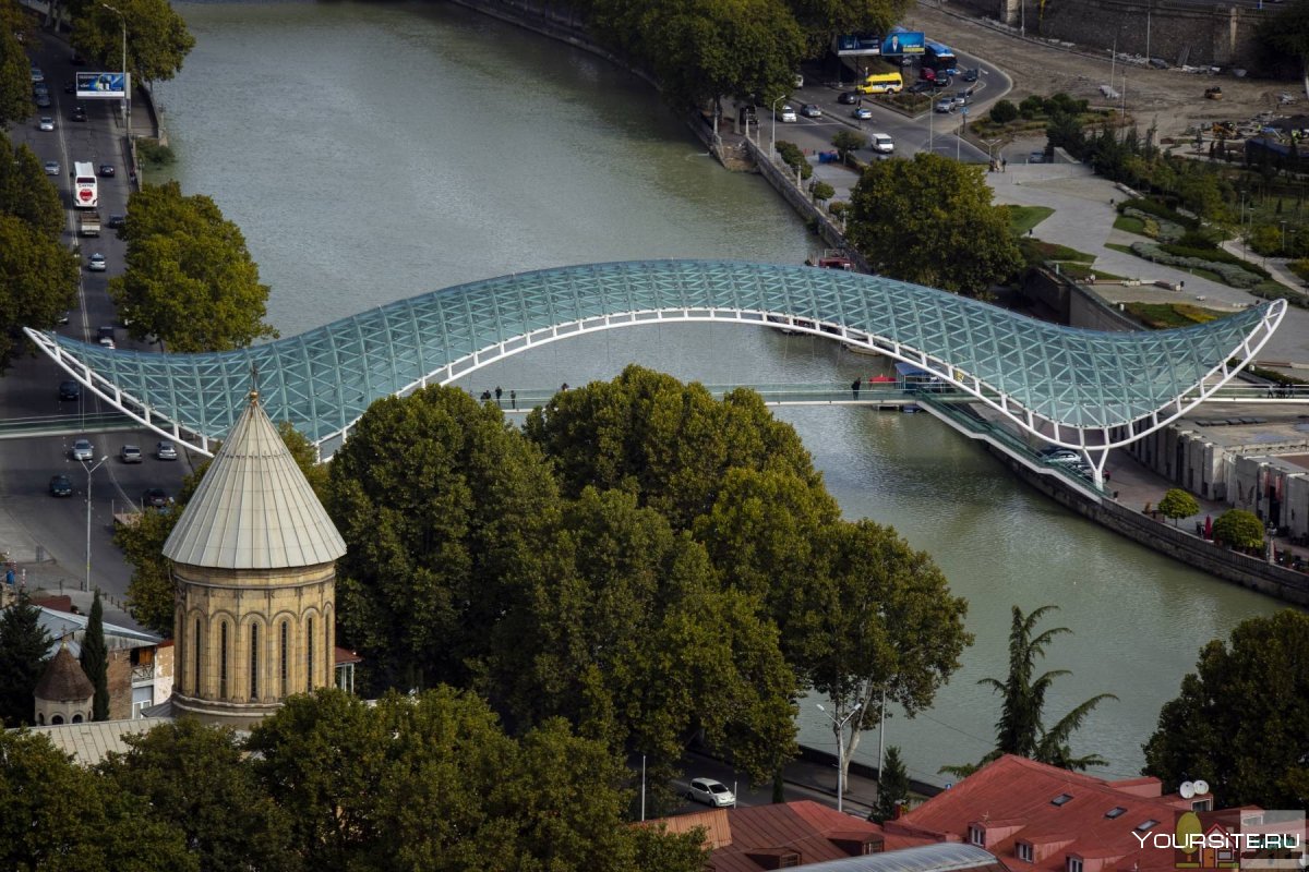 Пешеходный мост в Тбилиси