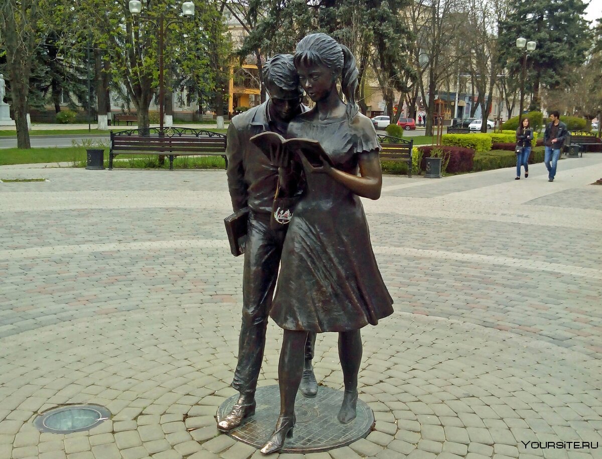 Скульптура Шурик и Лида Краснодар