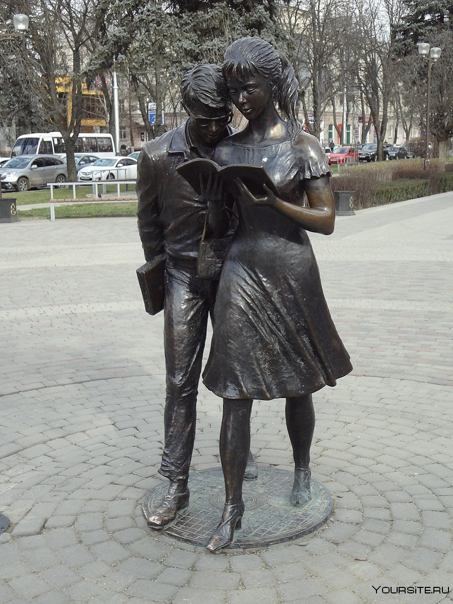 Памятник Шурику и Лиде в Краснодаре