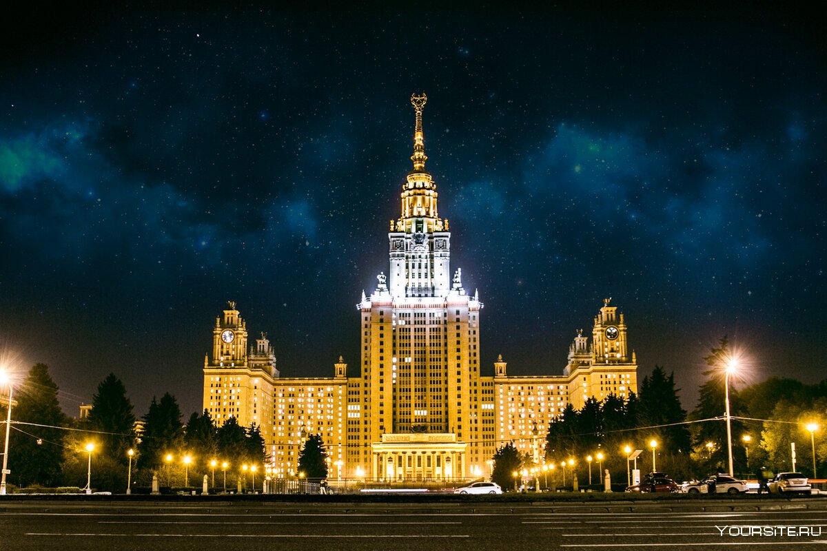 Здание Москвы МГУ ночью