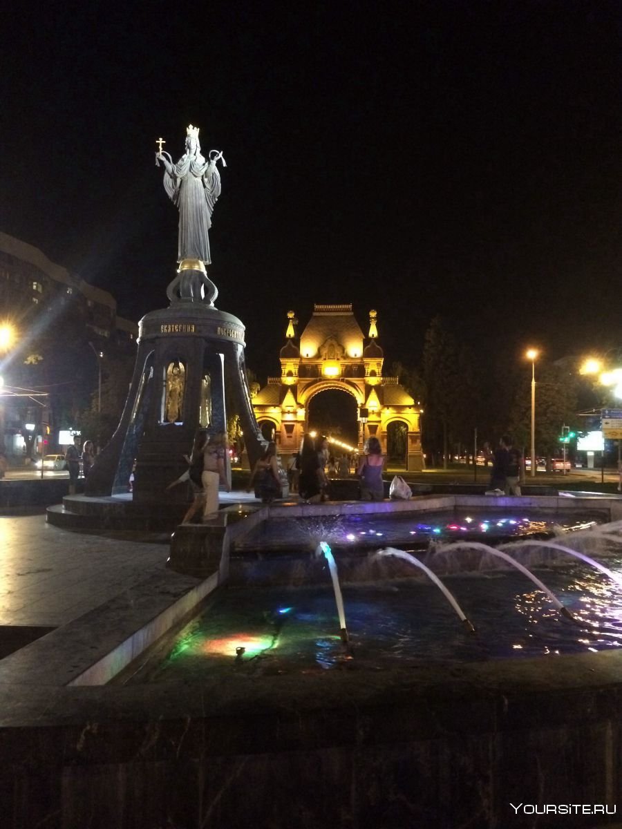 Краснодар памятник Екатерине ночью