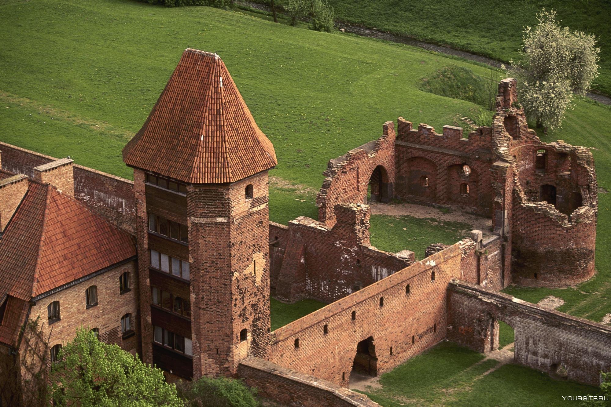 Крепость. Мариенбург руины. Каменный замок раннего средневековья. Замки Польши руины. Замок Польша башня.