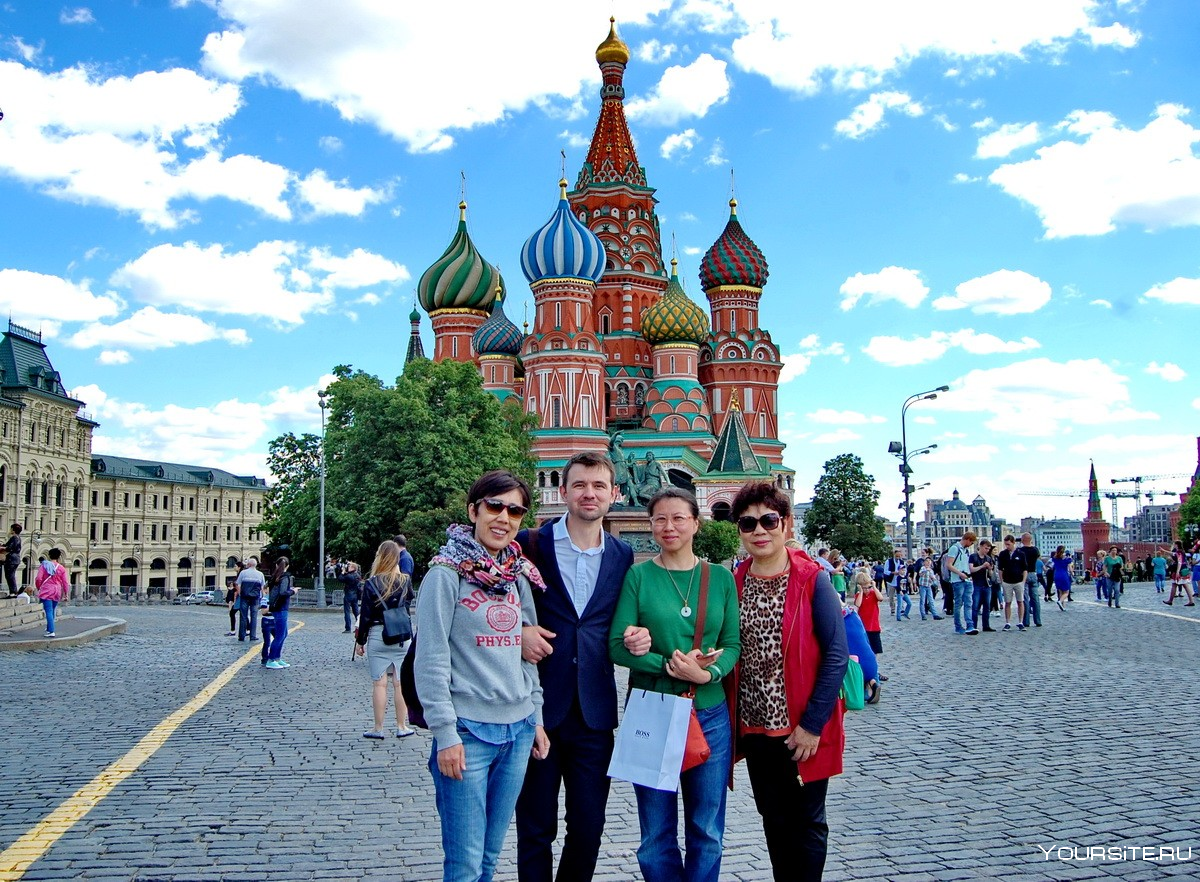 Сходить посвятить. Москва люди. Фотосессия в Москве на красной площади. Туристы в Кремле. Люди на красной площади.