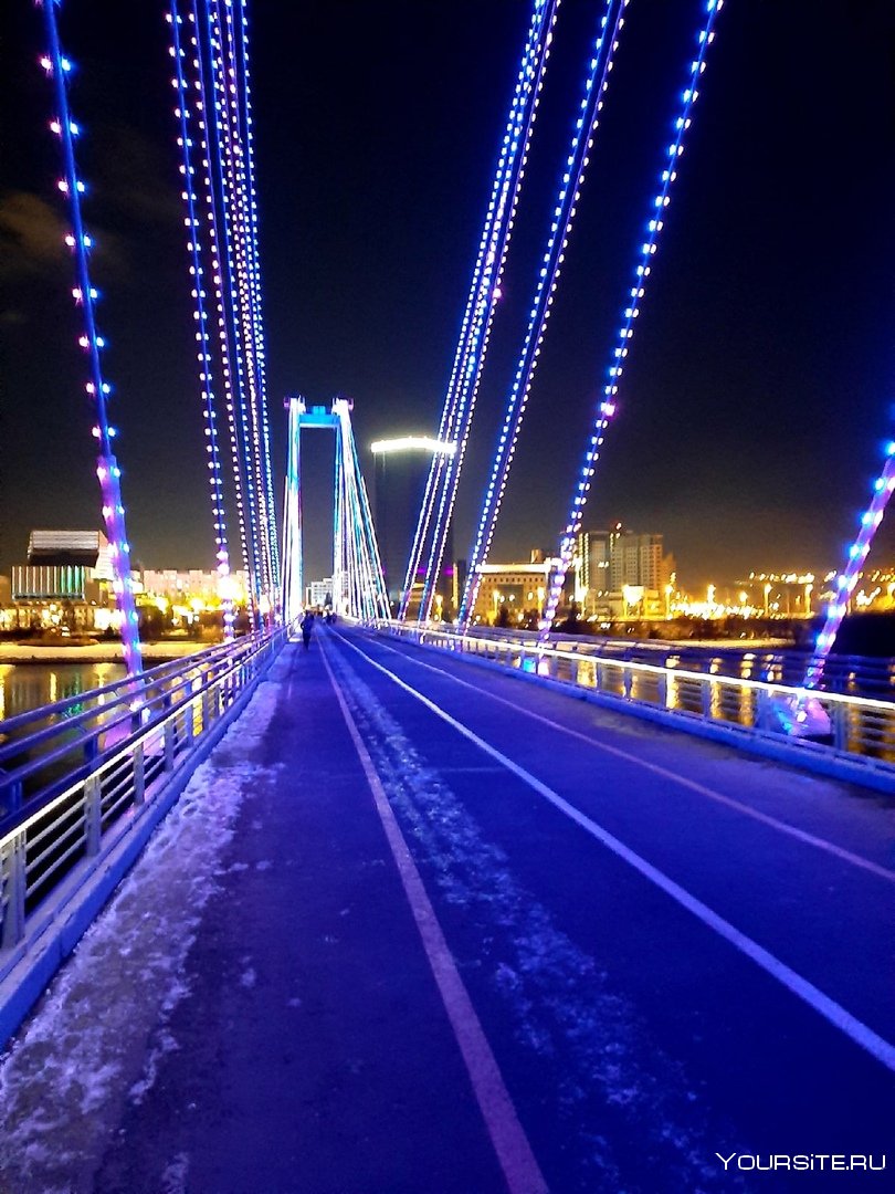 Красноярские вантовый мост ночью