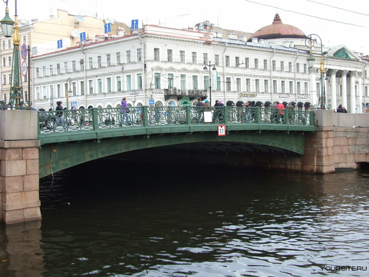 синий мост через реку мойка