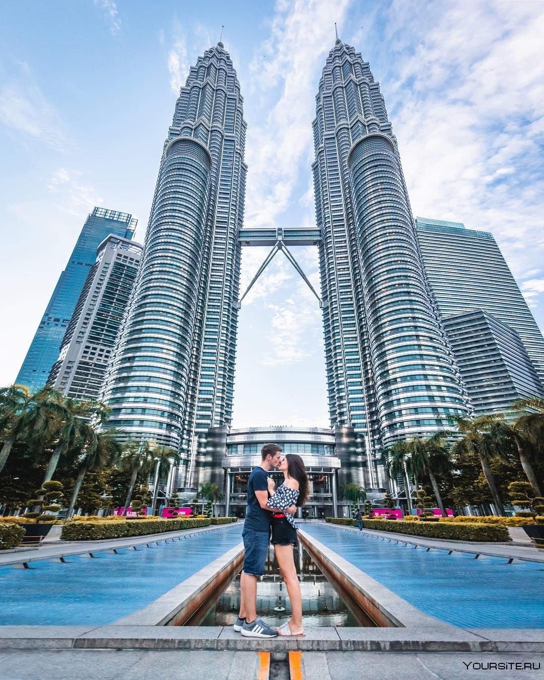 Малайзия туризм. Малайзия столица Куала-Лумпур. Башни Петронас Малайзия. Башни Петронас Куала-Лумпур. Petronas Twin Towers Куала-Лумпур.
