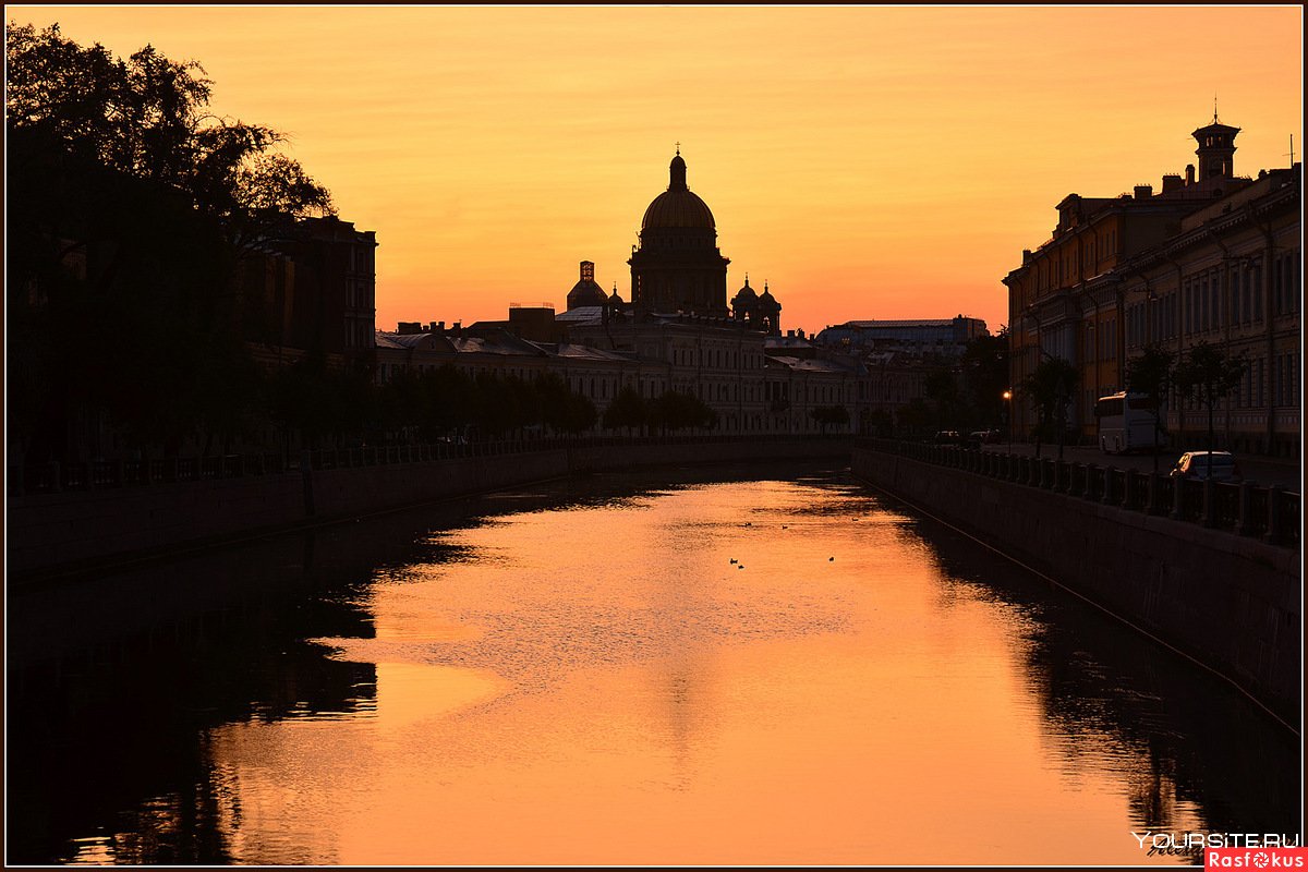 Рассвет в Санкт-Петербурге в белые ночи