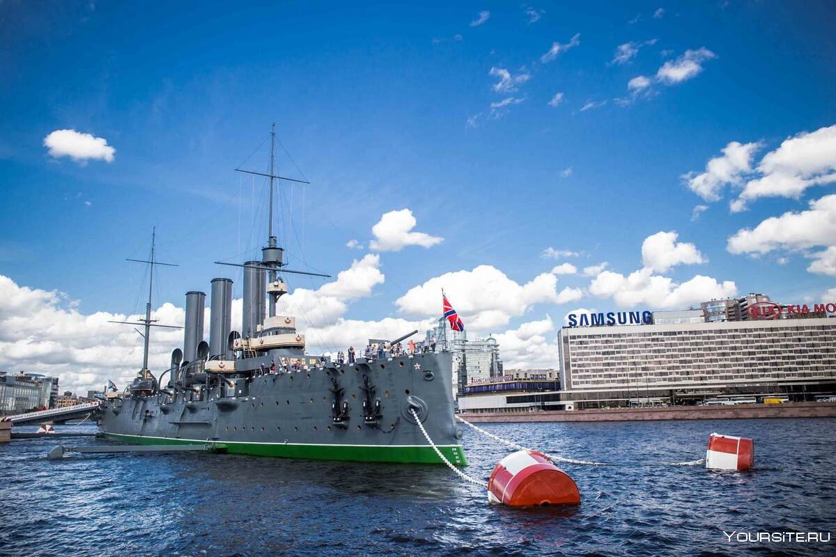 Крейсер Аврора салют в Санкт-Петербурге
