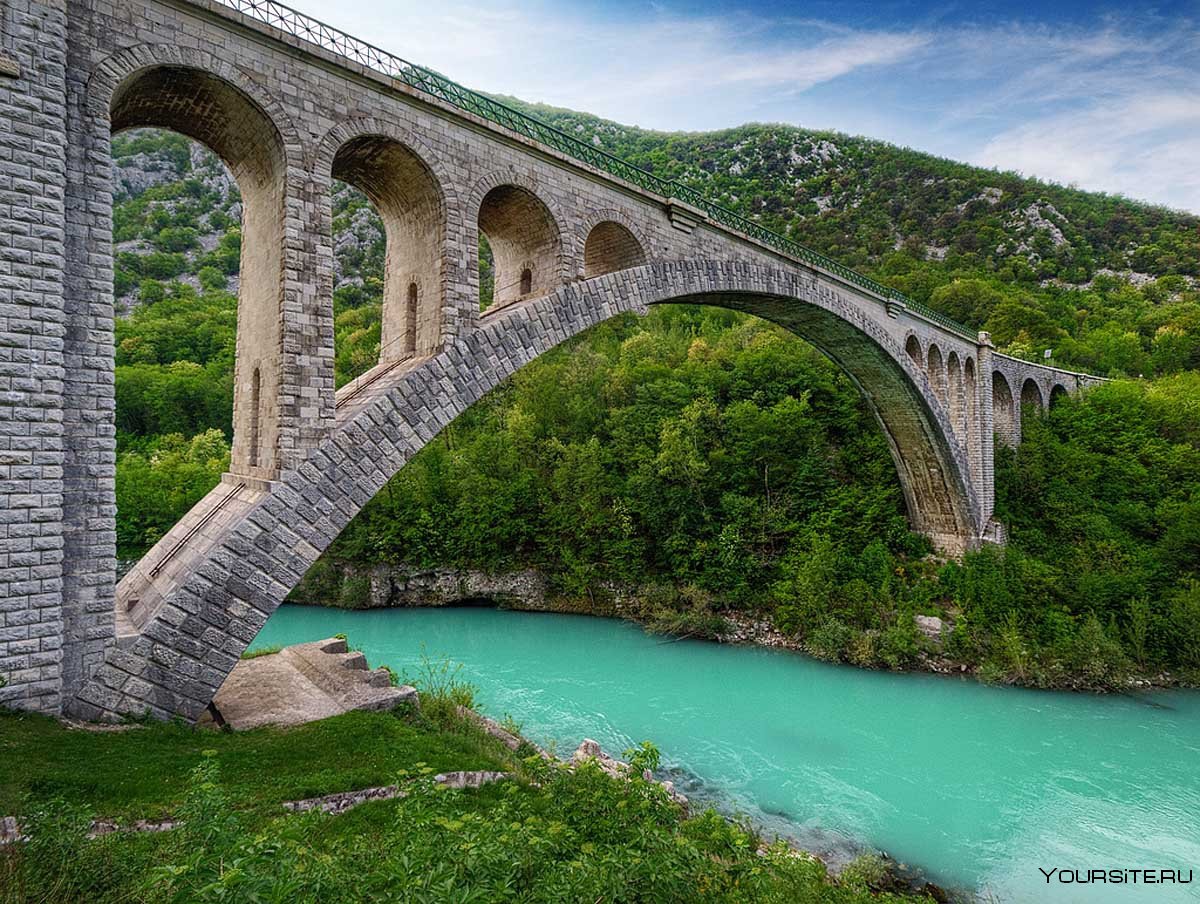 Италия каменный мост. Мост Солкан Словения. Солкан каменный мост в Словении. Река соча в Словении и Италии. Мост Магдалены Италия.