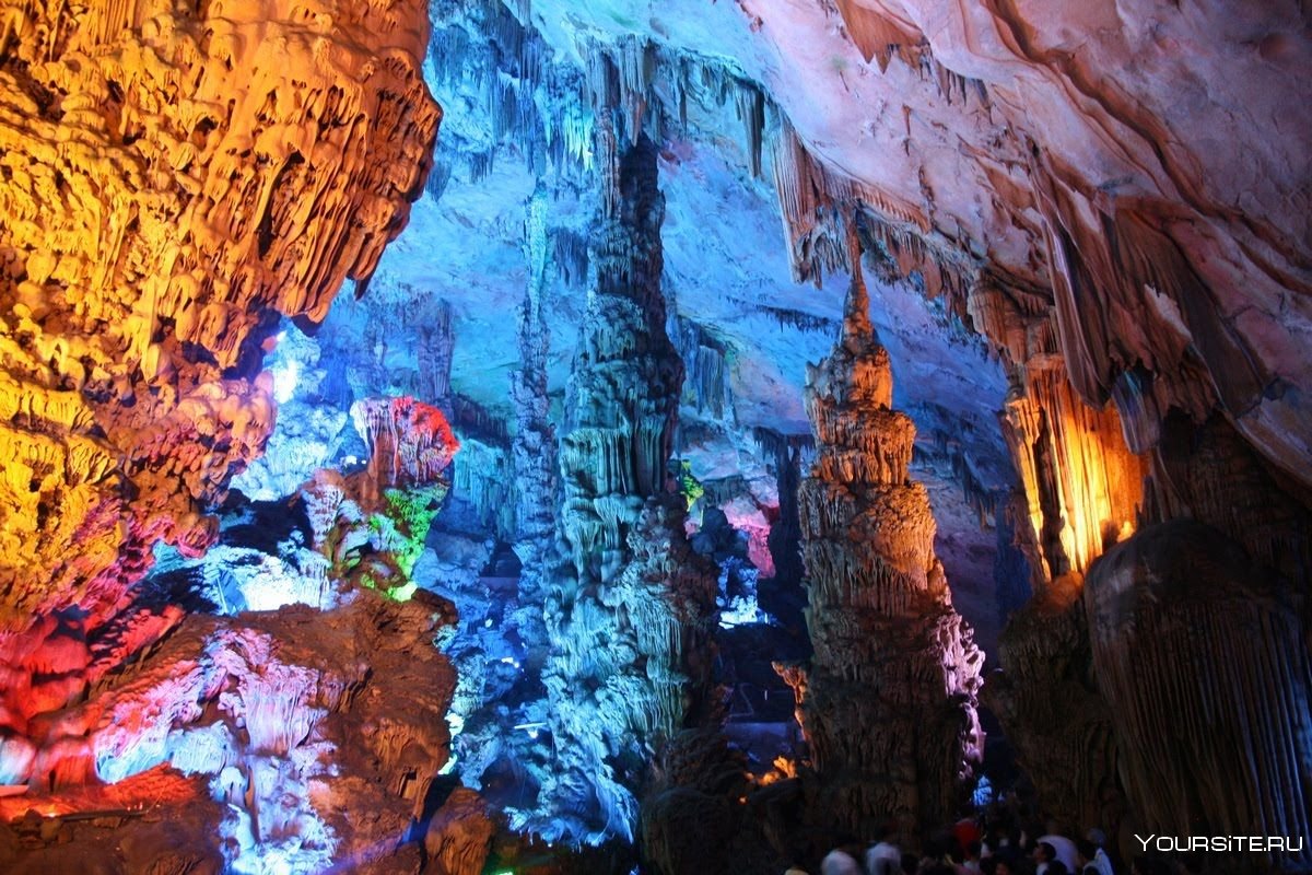 Пещера тростниковой флейты в Гуйлине, Китай