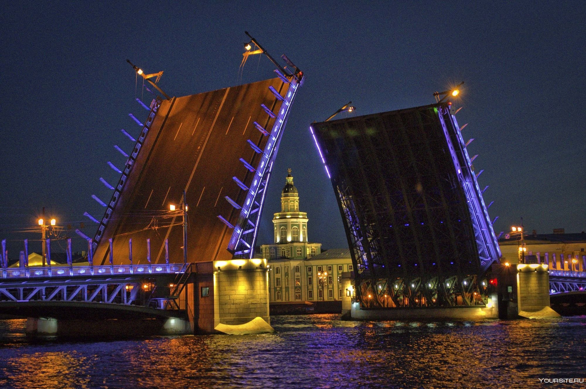 Разводной мост Дворцовский в Санкт-Петербурге