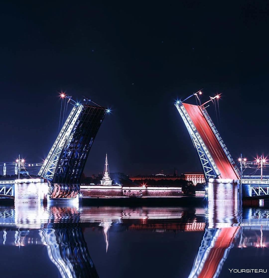 Дворцовый мост Невского в Санкт-Петербурге