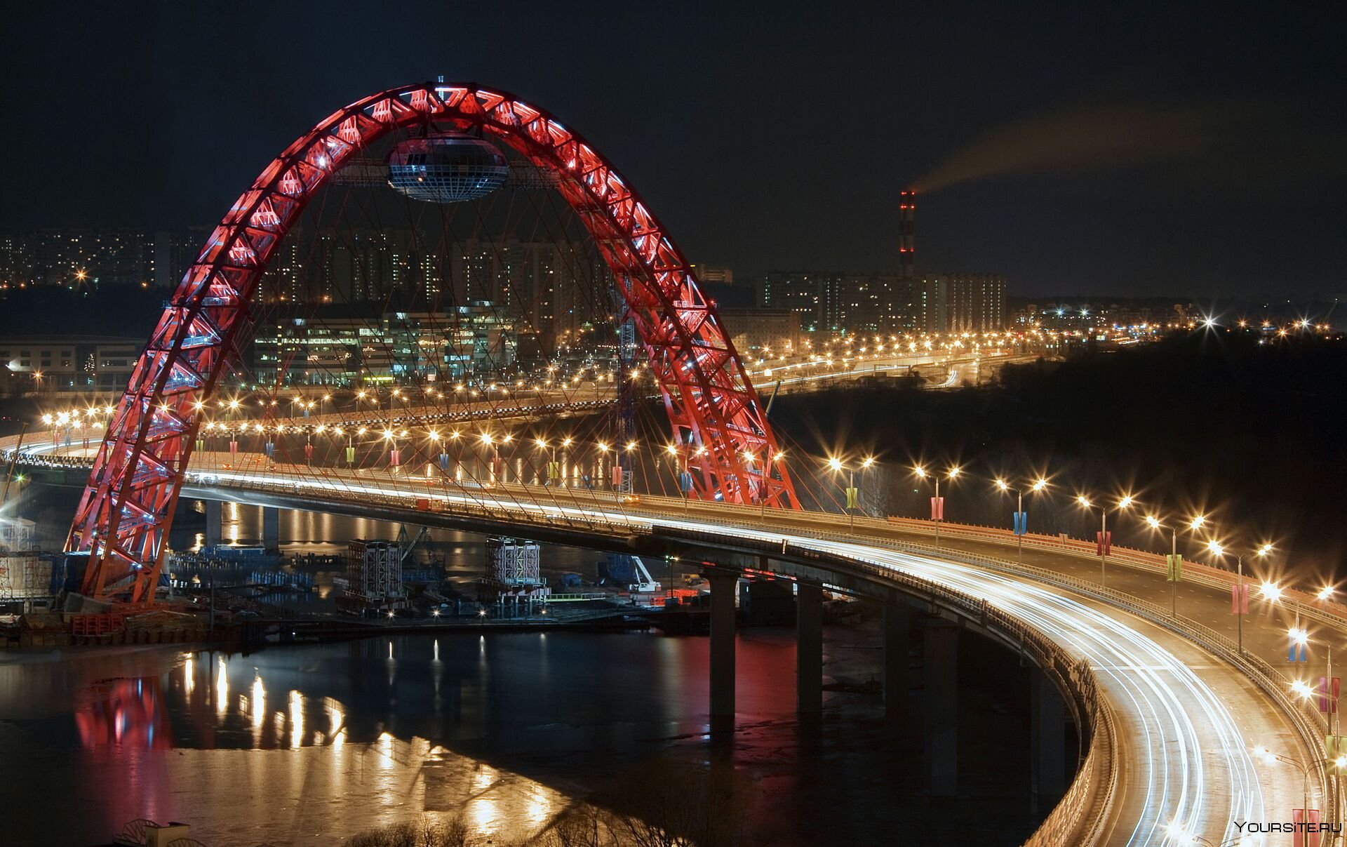Над мостом. Живописный мост в Москве. Живописный мост Москва ночью. Мост на Краснопресненской магистрали. Мост в Москве с красной аркой.