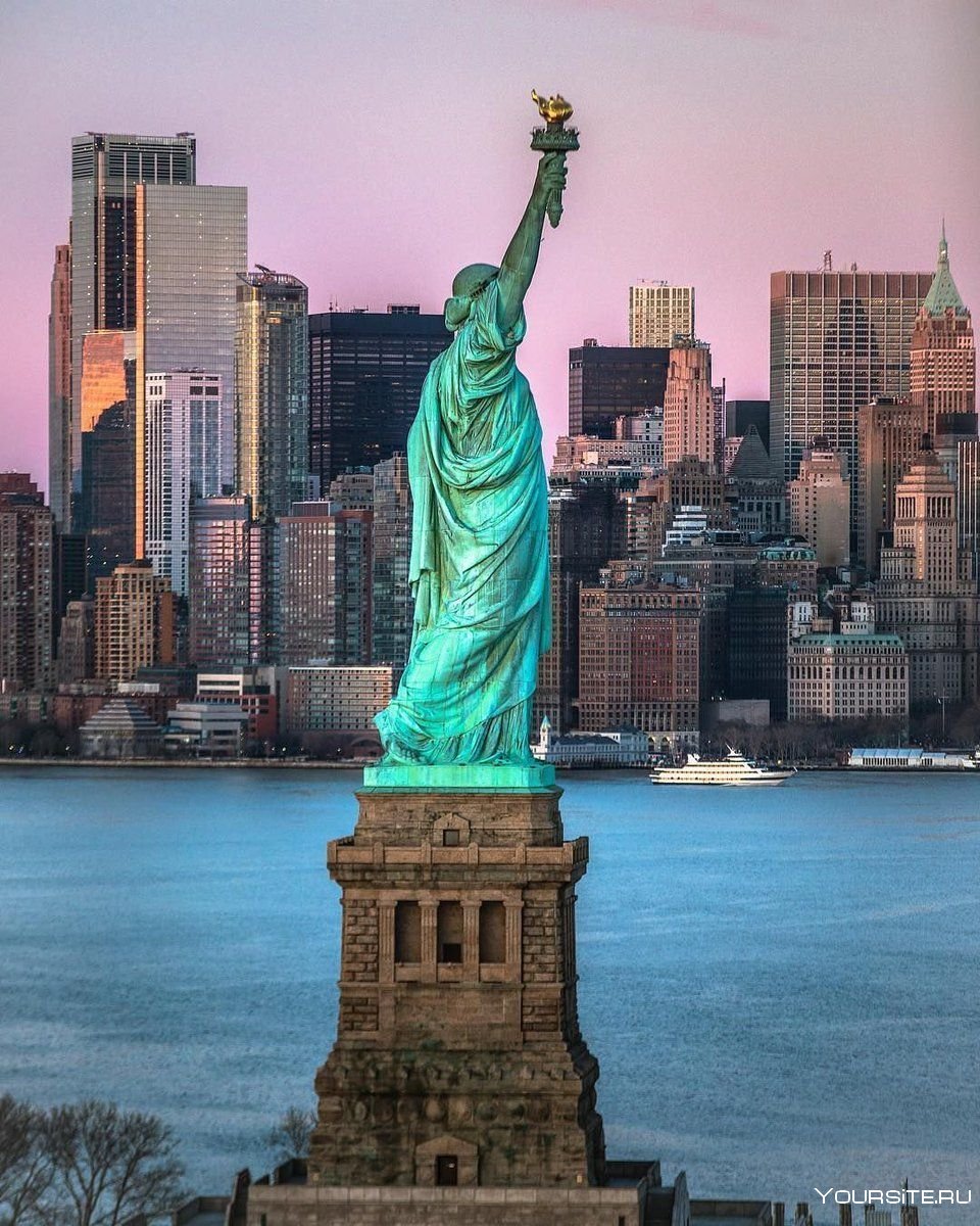 статуя в нью йорке