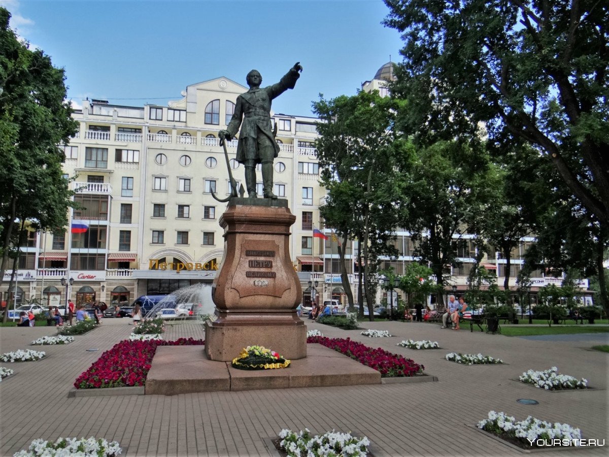 Памятник Петру 1 в Воронеже в Петровском сквере