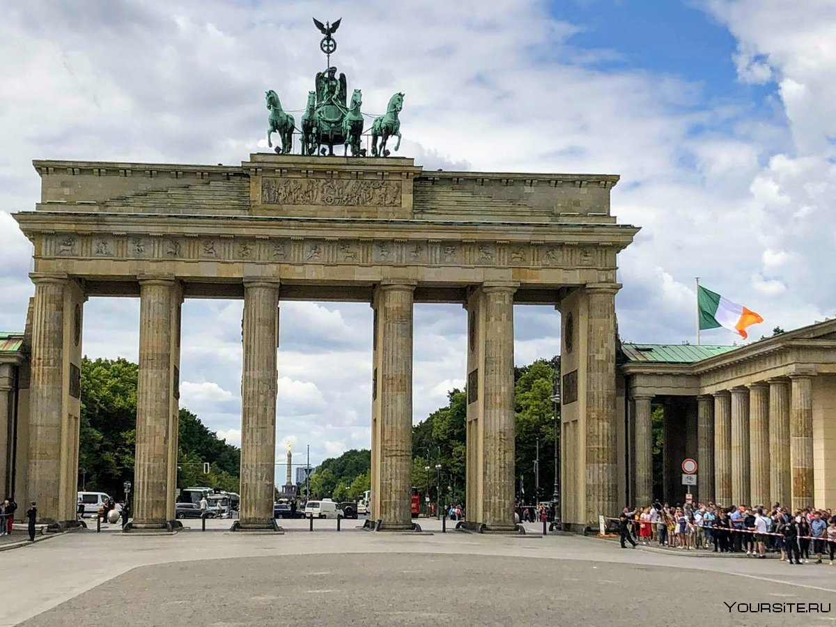 Бранденбургские ворота (1789) в Берлине