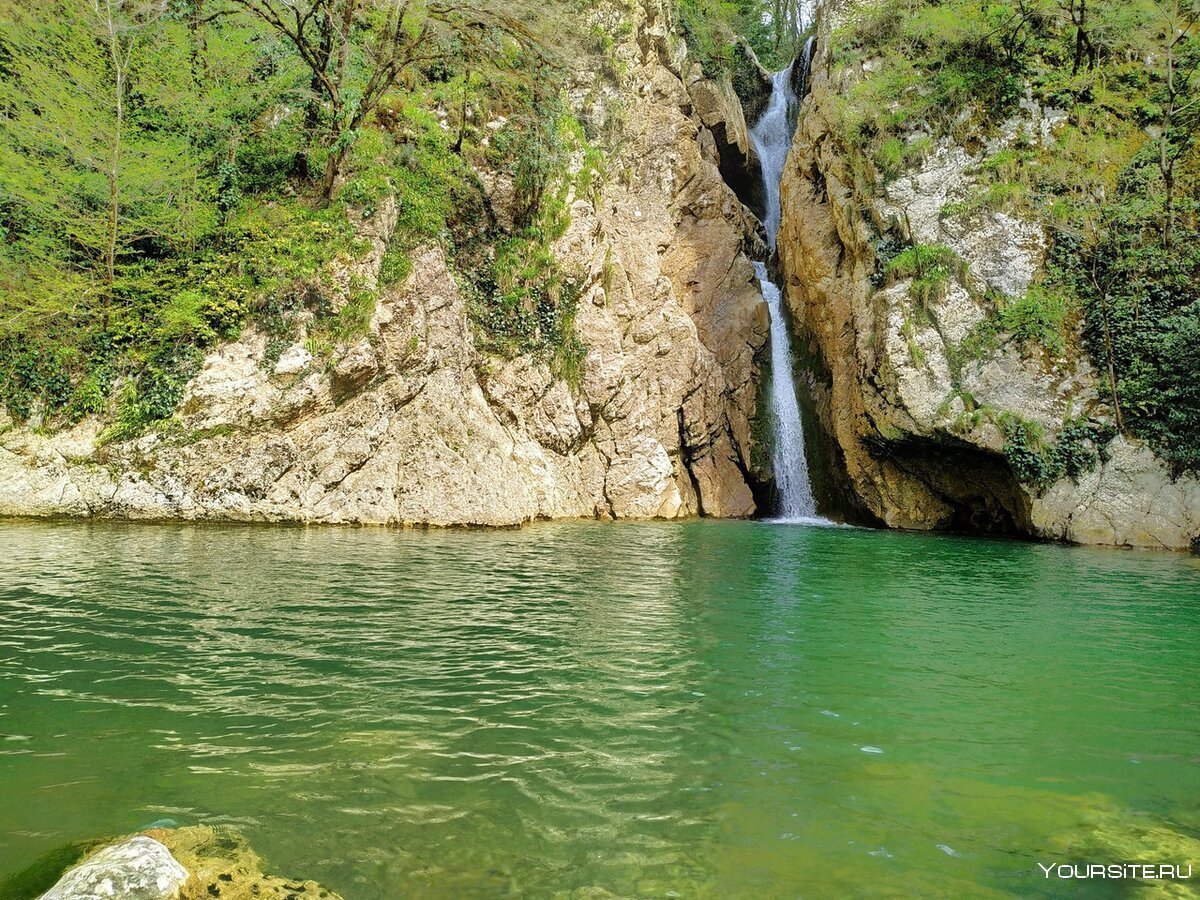 Агурские водопады парк