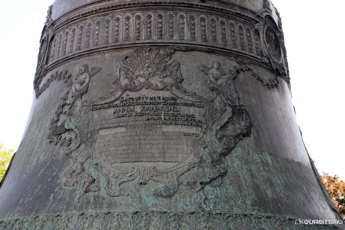 В Московском Кремле установлен царь-колокол.
