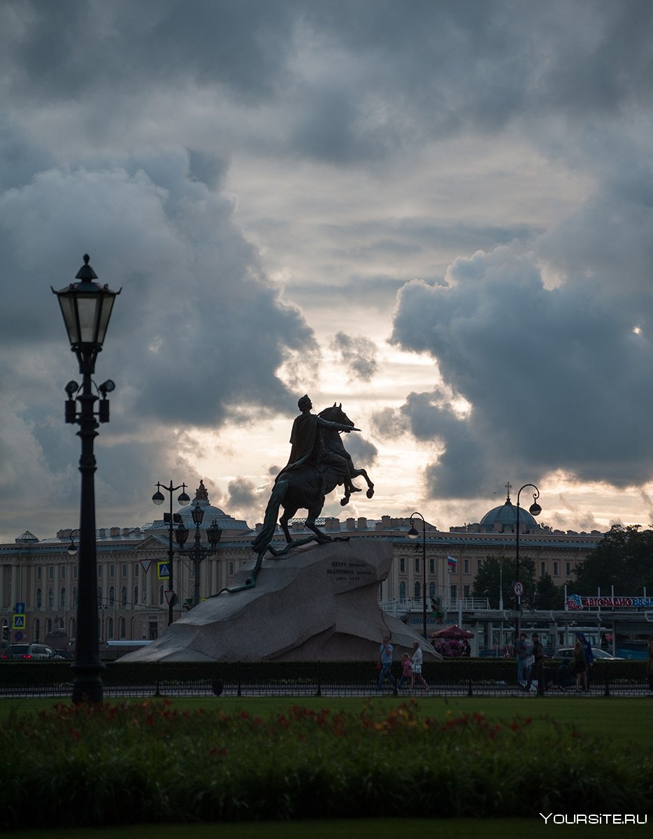Памятник на Сенатской площади в Санкт-Петербурге