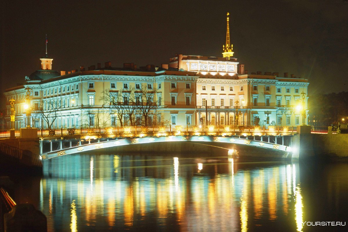 Михайловский замок в Санкт-Петербурге ночью