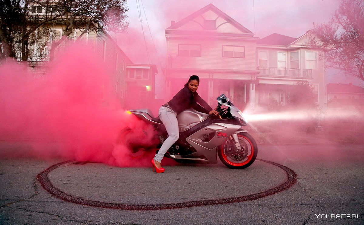 Фотосессия с дымовыми и мотоциклом