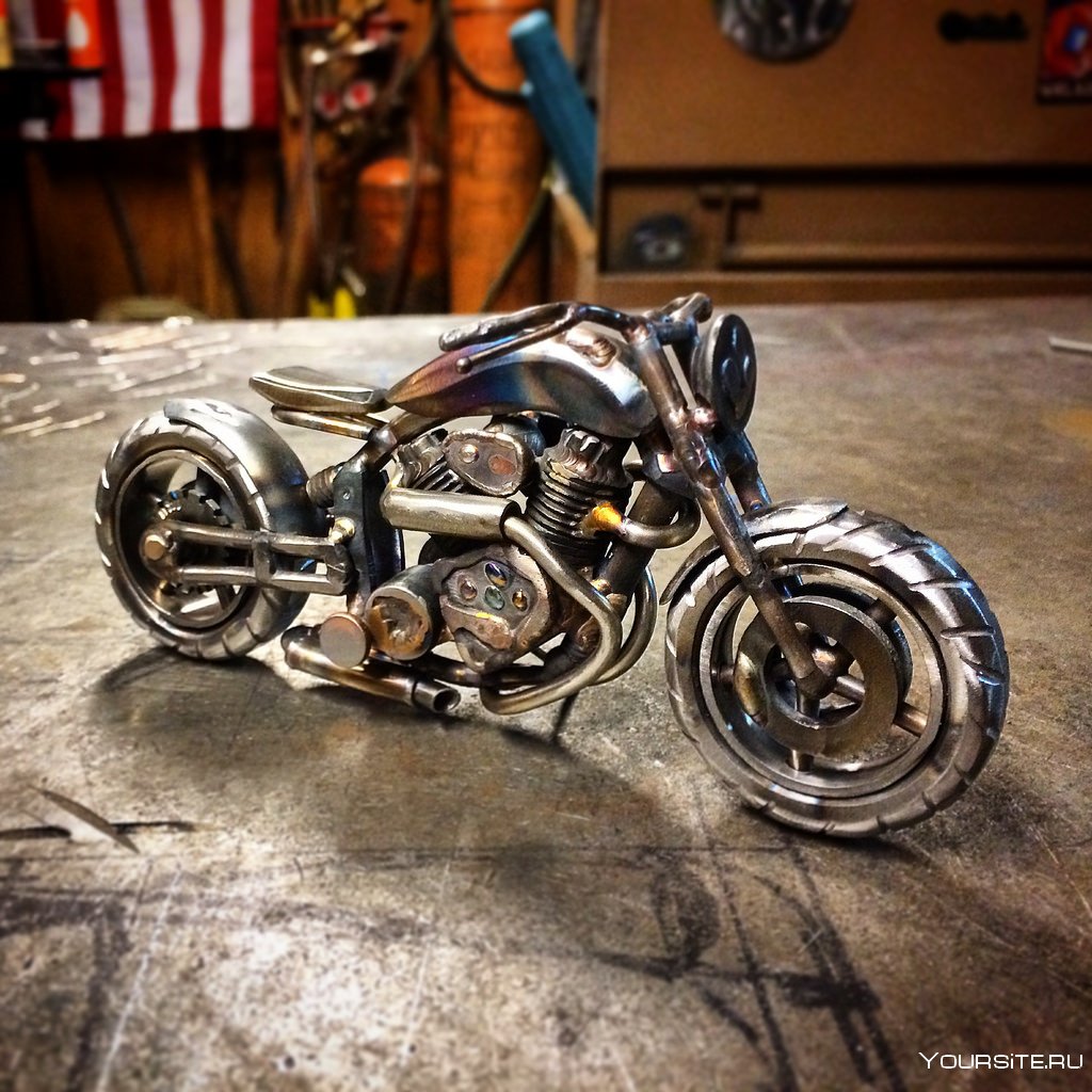 Байкерский мотоцикл из металла