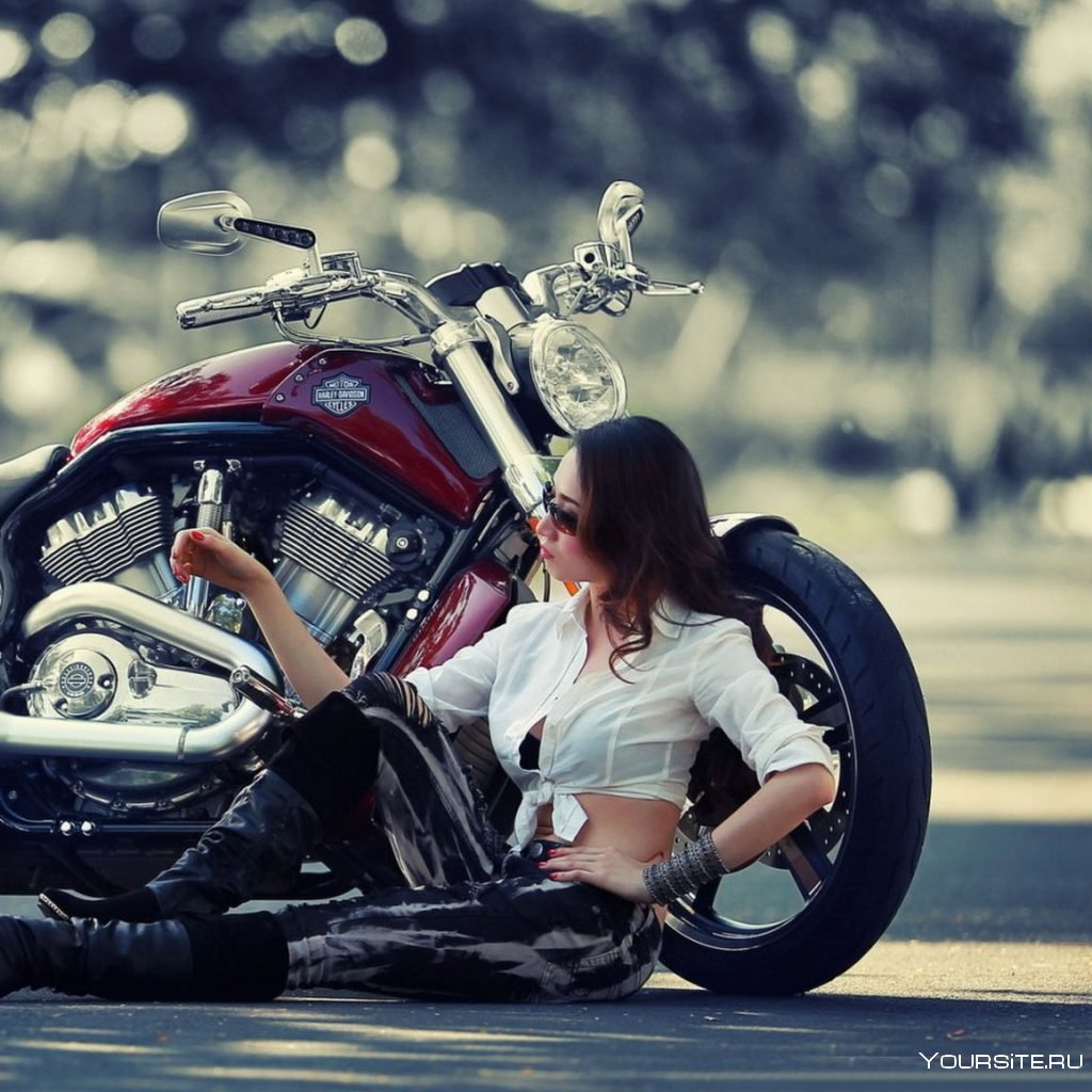 Фотосессия около мотоцикла