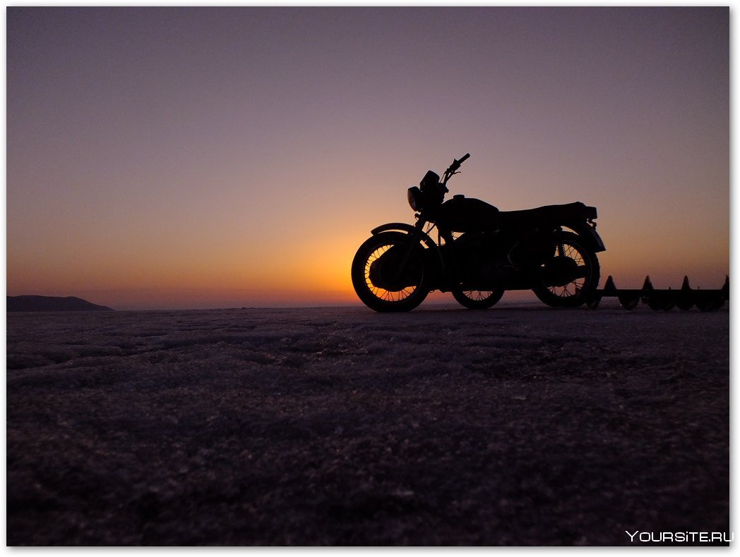 Мотоцикл ИЖ на закате
