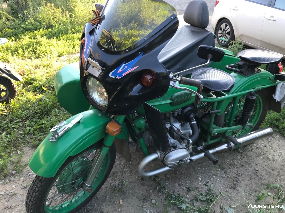 Бордовый Урал мотоцикл