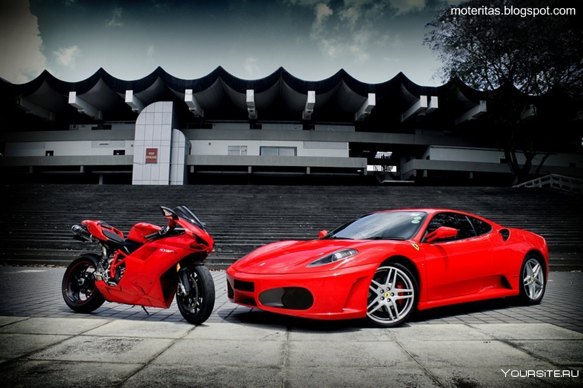 Красная машина и мотоцикл