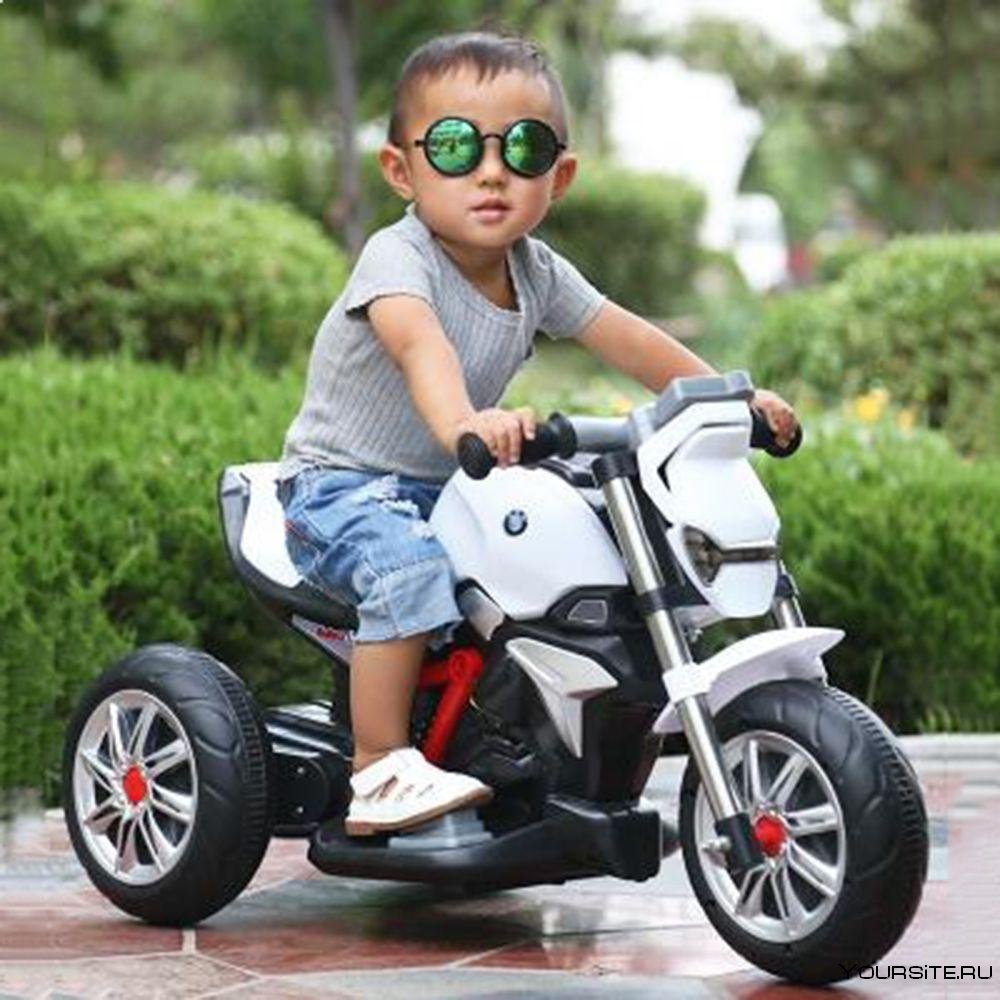 Ребенок на детском мотоцикле