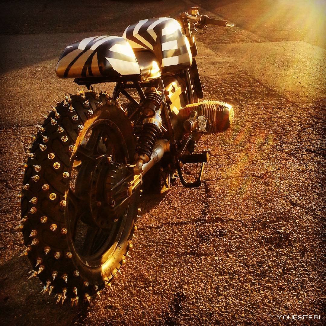Брутальный мотоцикл с обмотанными трубами