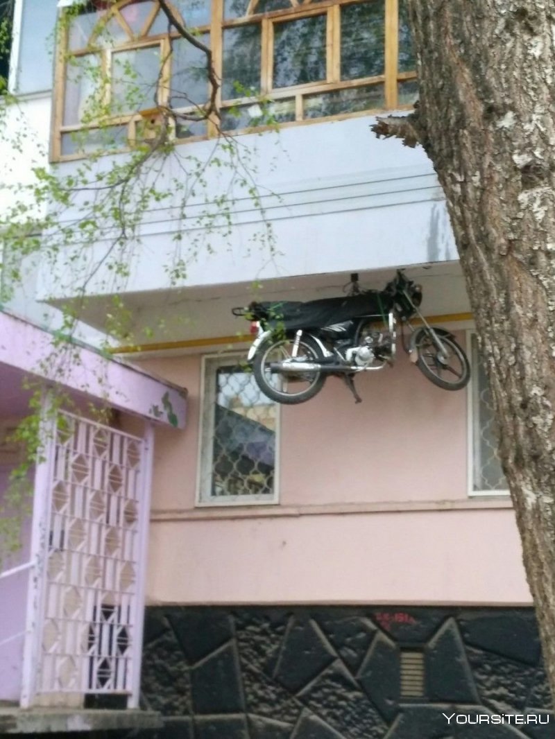Мотоцикл на балконе