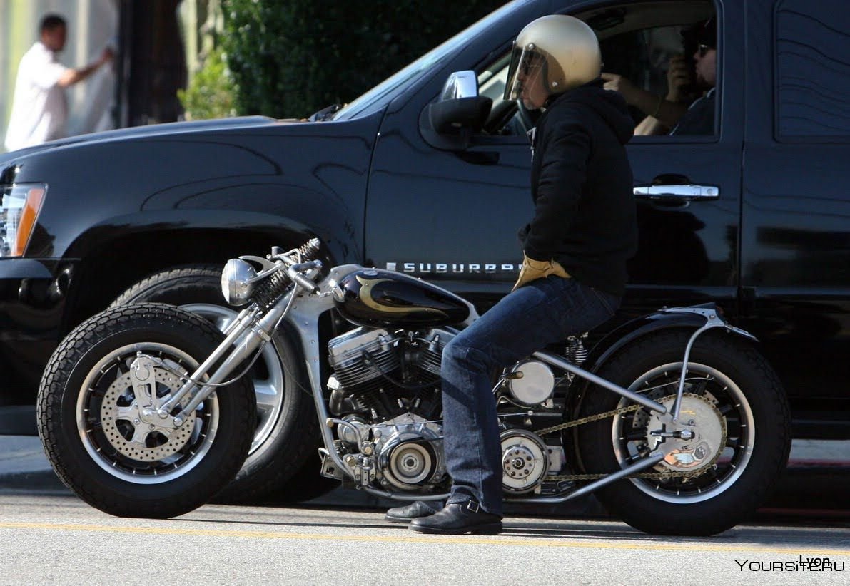 Брэд Питт на мотоцикле фото